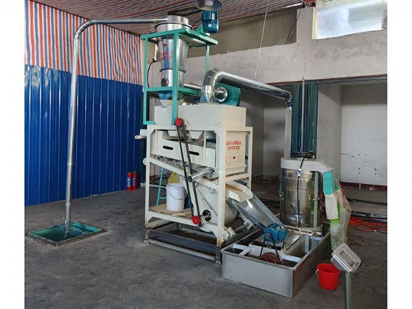 小型面粉機(jī)械加工的過程中是流水線式的，幾乎不需要人工的參與